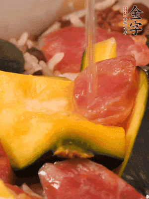 倒入溫開(kāi)水，水量高出米面一個(gè)指節(jié)。