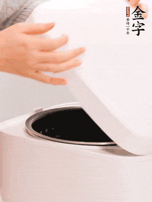 泡發(fā)香菇的水和調(diào)好的醬汁混合在一起，倒入電飯煲中，煮飯。