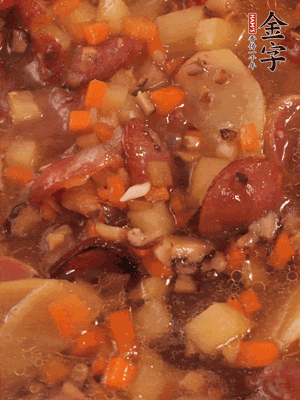 加大半碗水，沒(méi)過(guò)大部分食材