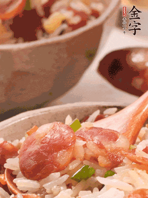 開(kāi)蓋后，沿鍋邊淋2大勺花生油，大火烤出鍋巴。輕輕翻拌一下，撒點(diǎn)蔥花。