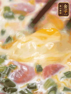 三個全蛋中加適量牛奶、鹽、黑胡椒粉、臘腸、蔥花攪拌均勻