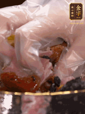 排骨洗凈后（蠔油、生抽、老抽、鹽、糖、淀粉、豆豉、蒜蓉、姜絲）腌制30分鐘