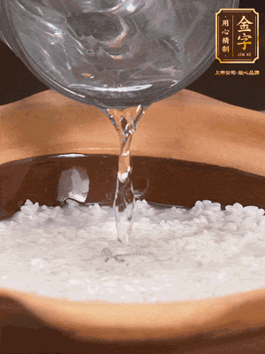 砂鍋底部刷一層油，加入大米和開水，水高1cm,大火燒開后轉(zhuǎn)中火煲5分鐘，到水微收干