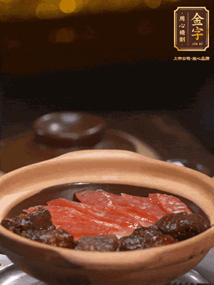 鋪上臘腸和排骨，鍋邊淋一圈油，小火煲10分鐘