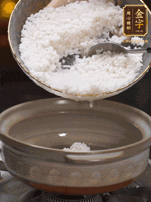 鍋底刷油，倒入米飯，水沒(méi)過(guò)即可，中小火燜10分鐘，戳幾個(gè)洞