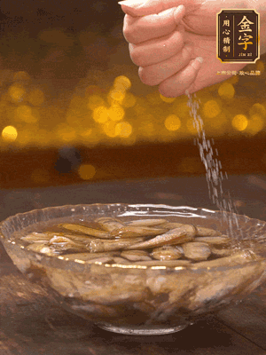 鮮活蟶子反復(fù)沖洗干凈，水中加鹽、芝麻香油浸泡30分鐘吐沙