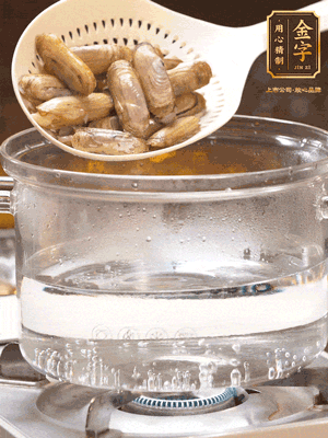 煮一鍋沸水，下蟶子汆燙30秒，撈出浸入冰水，取出蟶子肉