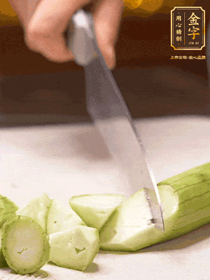 絲瓜去皮，切滾刀塊