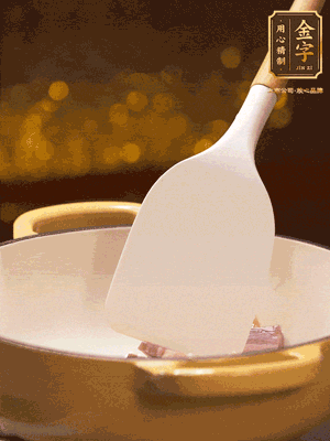 油溫7成熱，下蒜末、咸肉略微煸炒，再下絲瓜