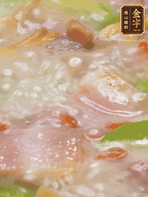 最后下蟶子，一點(diǎn)白胡椒調(diào)味，煮到白色湯汁出來(lái)。撒點(diǎn)枸杞點(diǎn)綴