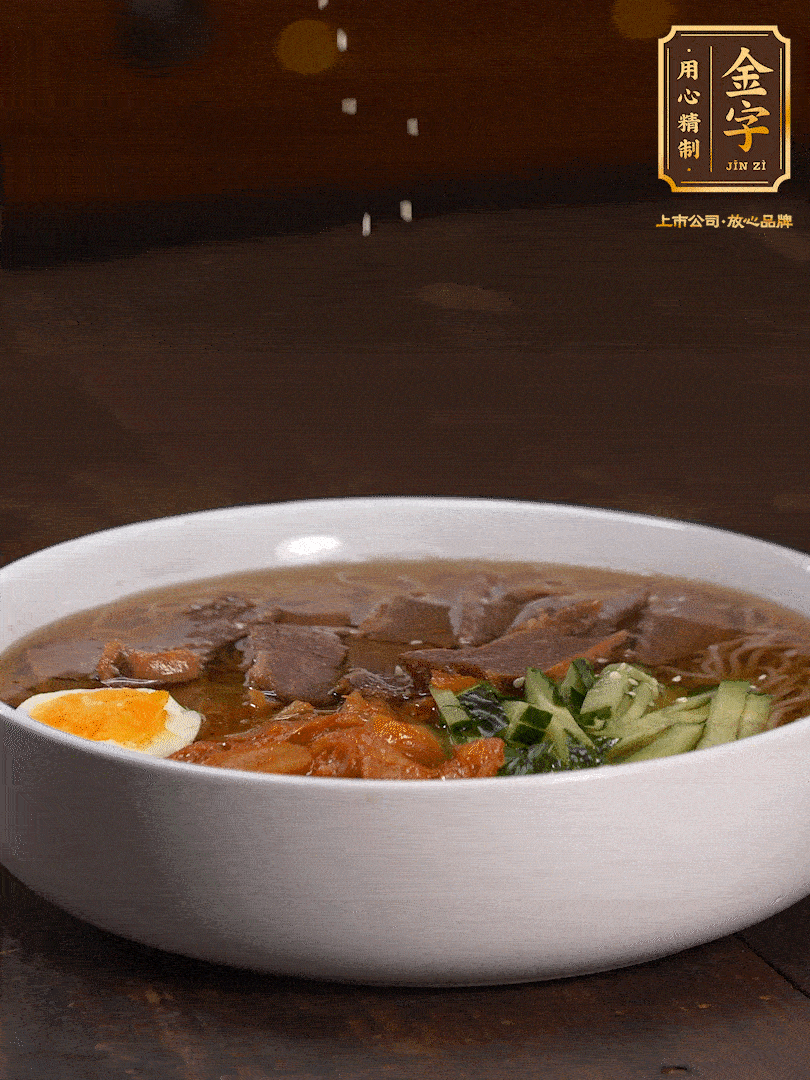 放入冰涼的冷面湯碼上黃瓜絲、泡菜、牛肉、雞蛋，撒點白芝麻