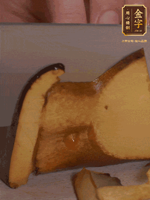 2個牛肝菌切丁，1個牛肝菌切片；金字香腸1根切丁，1根切片