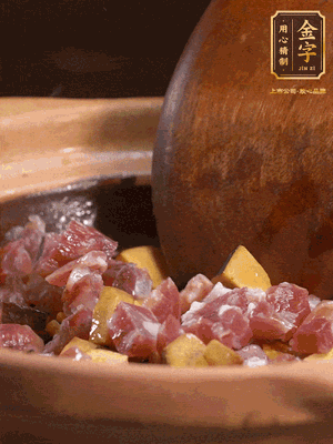 熱油下蒜片，倒入香腸丁、牛肝菌丁翻炒出香味