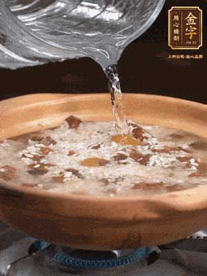 再倒入泡了30分鐘的大米翻拌均勻，加水稍微沒過（米水比例1:1），中火燜煮，到冒大泡，大致5分鐘