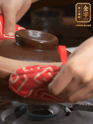 中火調(diào)成小火，鋪上香腸蓋蓋燜5分鐘。不斷轉(zhuǎn)動瓦煲，讓側(cè)壁的飯形成飯焦