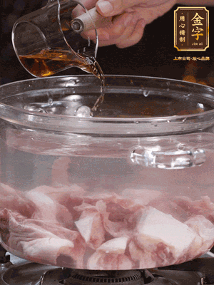 老鴨切塊，鍋里水煮開，鴨肉加姜片、料酒焯水