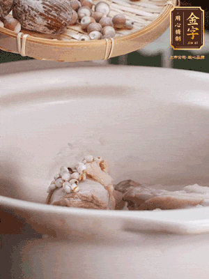 焯好水洗凈的鴨肉、薏米、芡實、蜜棗+適量水煲1小時