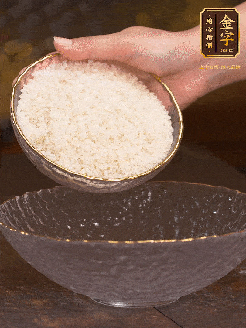 大米洗凈，浸泡1小時