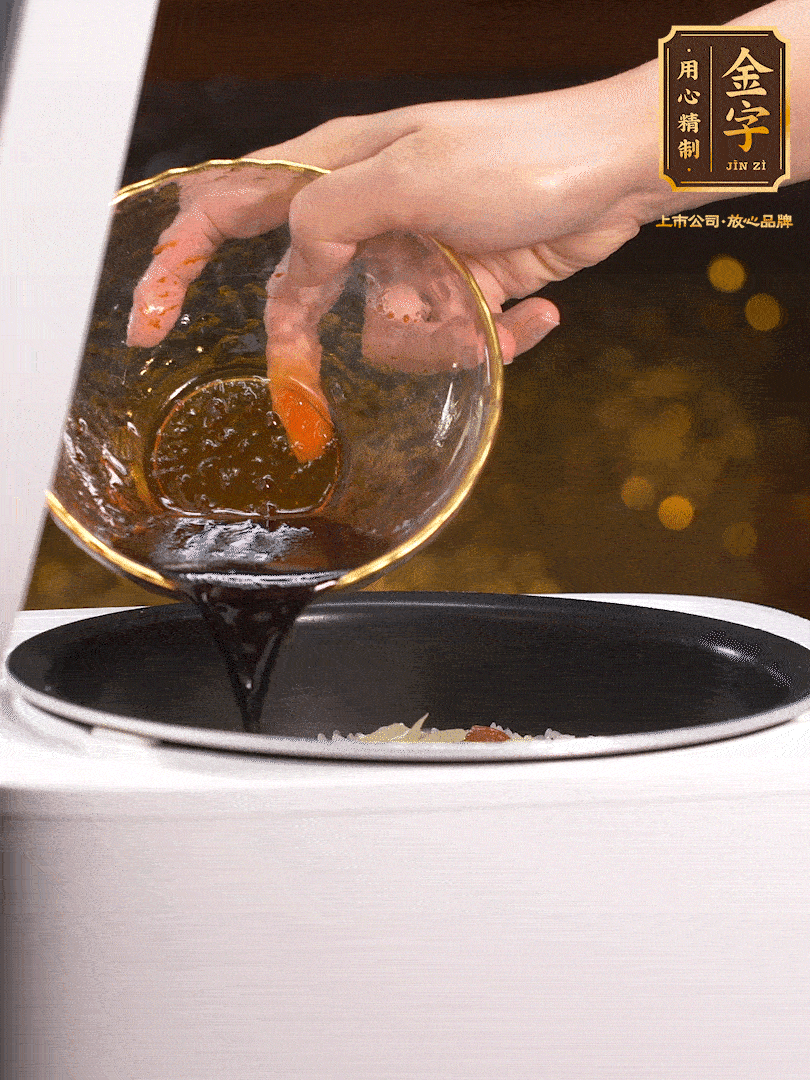 煮好后，淋上醬汁：2勺生抽、1勺老抽、1勺蠔油、半勺白糖、半勺香油、1勺水