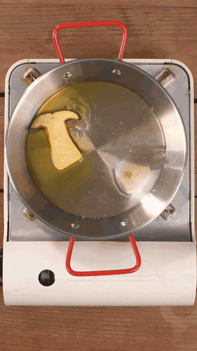 牛肝菌切片，用黃油煎熟