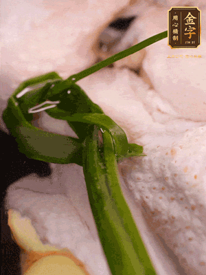 老母雞處理干凈，加生姜黃酒姜片焯水