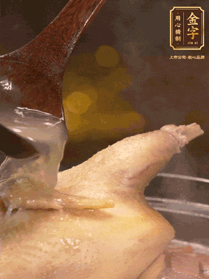 大火燒開后，撇去浮沫。轉(zhuǎn)小火燉2個小時