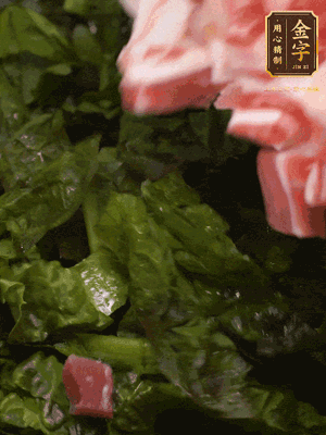 大米淘洗干凈，把食材全部放進去，加適量水攪拌均勻