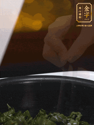 煮飯鍵開煮，根據(jù)個人口味加鹽