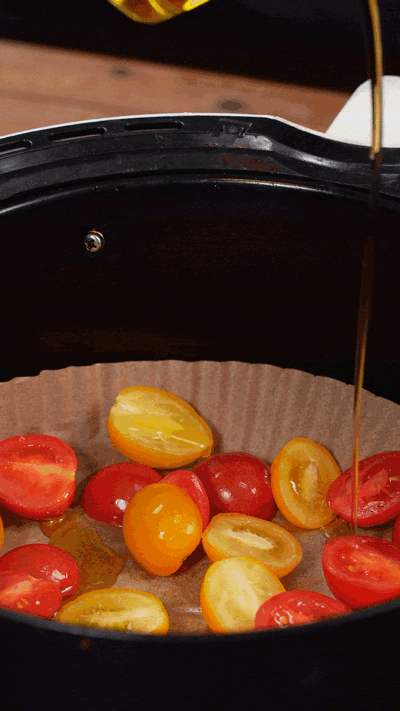 小番茄撒鹽胡椒，空氣炸鍋烤10分鐘至表面變皺