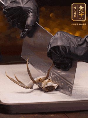 用刷子刷干凈六月黃，一斬二。把蟹蓋、蟹胃拿出來。