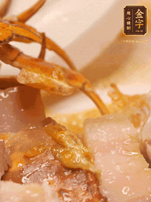 顏色變紅時(shí)，放蔥結(jié)、姜片煸香，再放咸肉、茭白、毛豆翻炒