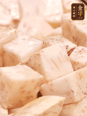 鍋上火下足油，將芋頭炸金黃色至熟