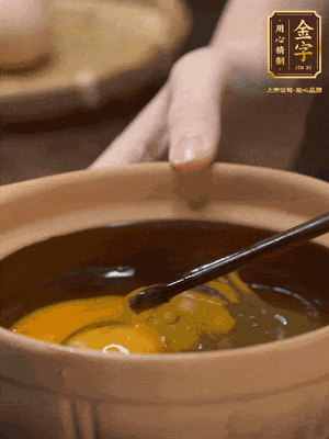 雞蛋打入砂鍋，充分打勻，1.5倍的溫水加一勺鹽，倒入蛋液中，攪拌均勻后用勺子舀去表面浮沫