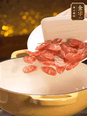 鍋里放油，香腸煸炒出多余的油脂，然后放小米辣