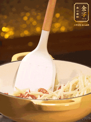 再放嫩姜絲，翻炒出姜絲的辣味