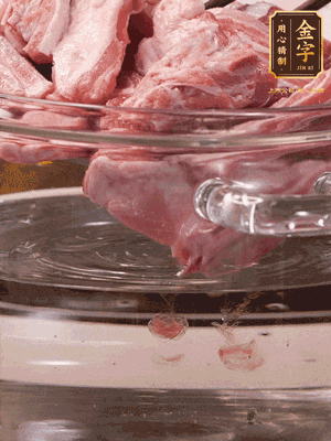 羊排清水洗凈，冷水浸泡30分鐘-2個小時(shí)，去除血沫。冷水下鍋，小火加熱析出血水后洗凈備用