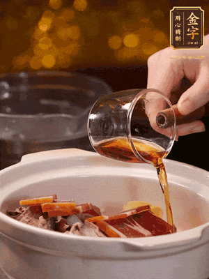 羊排、火腿、姜片一起入砂鍋，大火煮到沸騰