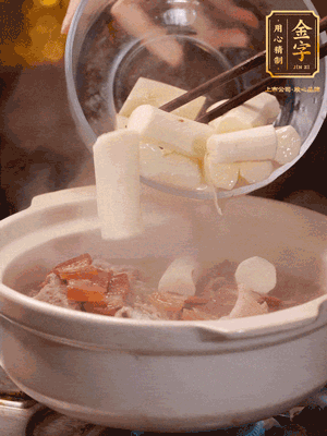 轉(zhuǎn)小火煮1個小時(shí)，再放入山藥煮30分鐘，最后加紅棗、枸杞