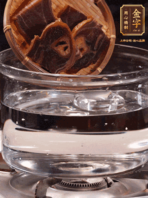 火腿蹄片，冷水下鍋，加蔥姜、料酒焯水