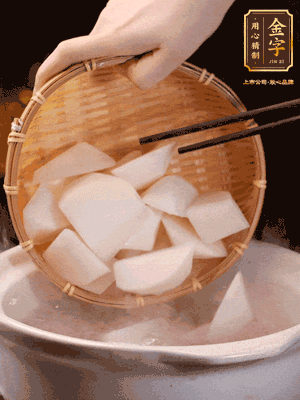 大火煮開后，轉(zhuǎn)中小火燉40分鐘，挑出蔥結(jié)，再下蘿卜燉20分鐘