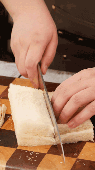 土司改刀去邊，切成適當(dāng)大小