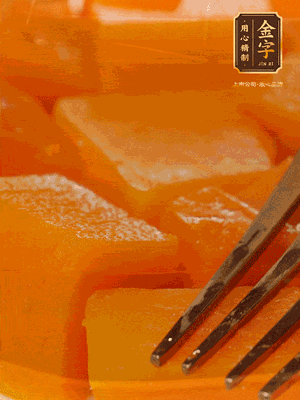 南瓜去皮，一半切塊備用，一半切塊蒸熟，碾成泥