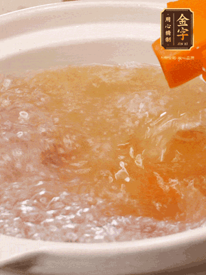 倒入開(kāi)水、南瓜塊、南瓜泥中火煮5分鐘