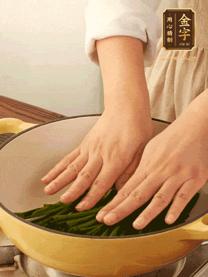 小蔥鋪在底部，放上生姜