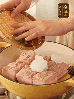 五花肉皮朝下，桂皮、八角、香葉、冰糖、生抽、花雕酒