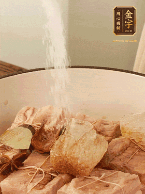 加水沒過，大火煮開轉(zhuǎn)小火慢燉2小時(shí)，煮到收汁