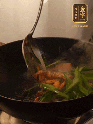 黃豆醬、鹽、糖調(diào)味，淋一圈花雕酒，蒜白先下，蒜葉后下