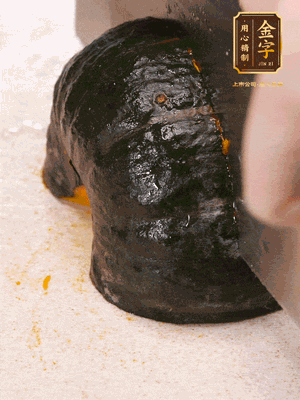 貝貝南瓜去皮，切成小塊。姜切絲