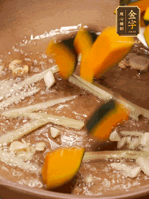 砂鍋倒一層底油，蒜粒、姜絲炒香后，再下南瓜翻炒30秒