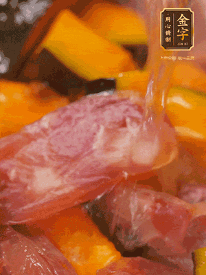 下香腸，倒沒過南瓜的水，加1/2勺鹽、1/2勺白糖、1勺蠔油燜8分鐘